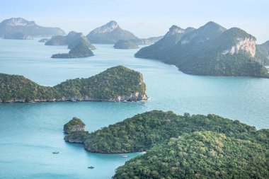 Angthong adalarındaki birçok küçük adanın hava manzarası grubu sabahleyin Tayland 'ın Surat Thani kentindeki Wua Ta Kucak adasında milli deniz parkı manzaralı. 