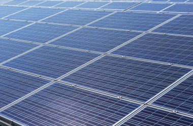 Polikristalin silikon güneş pilleri ya da fotovoltaik hücreler güneş enerjisi Santrali içinde satır dizi kapatın 