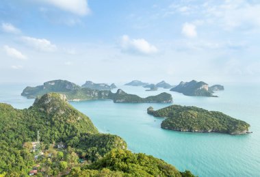 Angthong adalarındaki birçok küçük adanın hava manzarası grubu sabahleyin Tayland 'ın Surat Thani kentindeki Wua Ta Kucak adasında milli deniz parkı manzaralı.