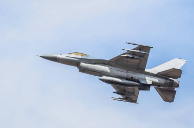  Mavi gökyüzü ile yüksek hızlı uçan savaş uçağı askeri uçak 