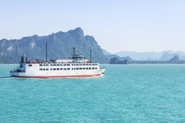 Samui adası ile Tayland 'ın Surat Thani eyaleti arasında mavi denizde yolcu ve araba taşıyan büyük bir feribot. 