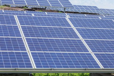         Güneş panelleri veya güneş pilleri veya fotovoltaik güneş enerjisi istasyonunda satır dizi kadar yakın enerji üretim teknolojisi güneşten enerji üretim teknolojisi yenilenebilir yeşil temiz enerji enerji verimliliği