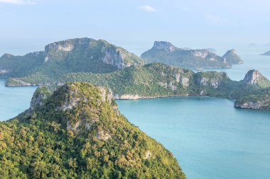 Küçük ada Angthong Adaları 'nın güzel takımadaları üzerindeki hava manzarası. Ulusal Deniz Parkı Surat Thani, Tayland' ın tatil beldeleri yaz tatilleri kavramını rahatlatır.