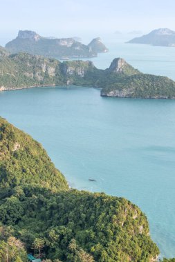 Takımada grubunun üzerindeki manzara Angthong Adaları Ulusal Denizcilik Parkı Surat Thani, Tayland 