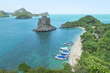  Koh Sam Sao adasının plajındaki güzel yüksek hava manzarası. Sürat tekneleri körfezde yüzerken, Surat Thani, Tayland, yaz tatili konsepti.