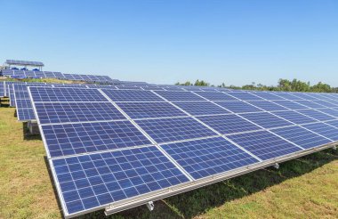 Güneş Pilleri ya da fotovoltaik güneş güç istasyonu ışık enerjisini güneşten elektrik alternatif yenilenebilir temiz enerji verimliliği güneşten dönüştürmek