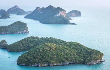 Angthong Adaları 'ndaki küçük adanın takımadaları Ulusal Denizci Parkı Thani, Tayland
