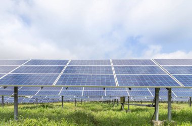 Güneş Pilleri ya da fotovoltaik güneş Santrali alternatif temiz yenilenebilir enerji verimliliğinde