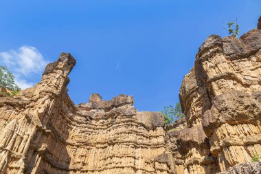 Chiang Mai 'deki Pha Chau uçurum kanyonunun manzara görüntüsü mavi gökyüzünün altında. 