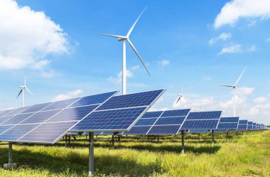 çokkristalize silikon güneş panelleri ve rüzgar türbinleri hibrit enerji santralinde elektrik üretiyor alternatif yenilenebilir rüzgar enerjisi ve mavi gökyüzünde güneş ışığı enerjisi 