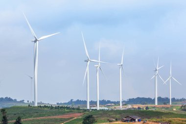 Tayland 'ın Phetchabun Eyaleti' ndeki Khao Kho dağındaki rüzgar santralinde elektrik üreten beyaz rüzgar türbinleri. 