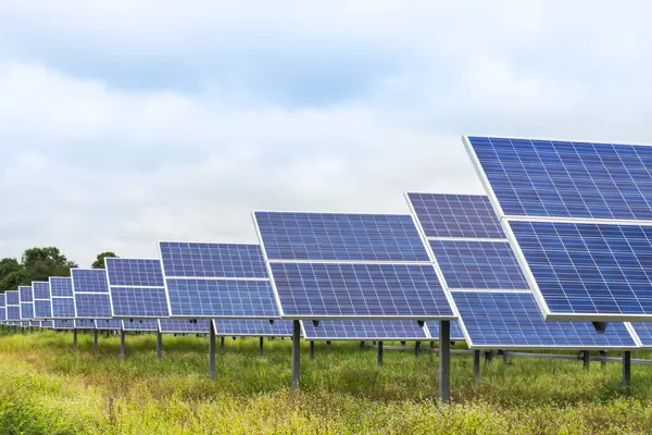Güneş panelleri veya güneş pilleri veya güneş enerjisi istasyonundaki fotovoltaik, yenilenebilir yeşil enerji enerji verimliliğidir.