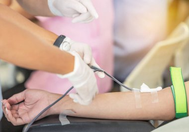 Teknisyen, gönüllü donörden kan bağışı birimini alırken kanamayı durdurdu.  