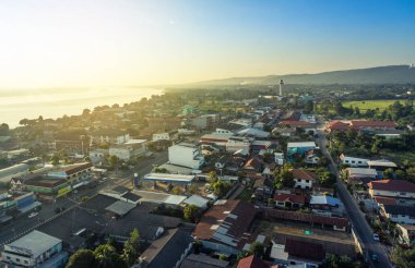 Tayland 'da sis sınır merkezi olan Mukdahan şehrinin yüksek açılı görüntüsü 