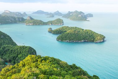 Angthong adalarındaki birçok küçük adanın hava manzarası grubu sabahleyin Tayland 'ın Surat Thani kentindeki Wua Ta Kucak adasında milli deniz parkı manzaralı. 