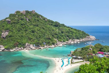 Koh Nang Yuan Adası 'nın mavi gökyüzü altındaki sahili yaz günü Koh Nang Yuan Adası Tayland körfezi, Surat Thani, Tayland' ın en popüler turistik yeridir. 
