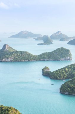 Angthong Adaları 'ndaki birçok küçük adanın manzara grubu sabahları Tayland, Surat Thani' deki Wua Ta Kucak Adası 'ndaki milli deniz parkına bakıyor. 