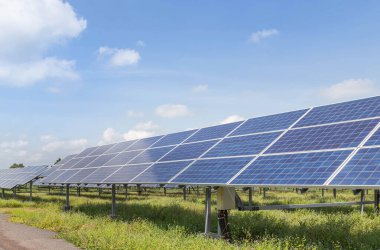 Güneş santralindeki polikristalize silikon güneş hücreleri ya da fotovoltaik hücrelerden oluşan sıra güneş enerjisini güneşten elektrik alternatif yenilenebilir enerji verimliliğine dönüştürür.