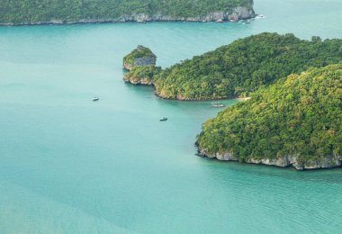Angthong Adaları 'ndaki birçok küçük ada üzerindeki hava manzarası sabah Surat Thani, Tayland' daki ulusal deniz parkı