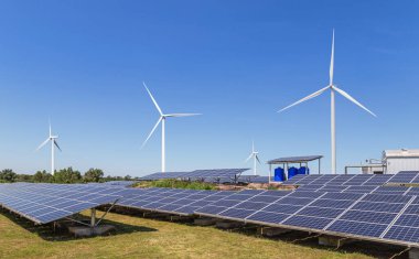 Çok kristalli silikon güneş panelleri ve rüzgar türbinleri hibrit santralde elektrik üretiyor.