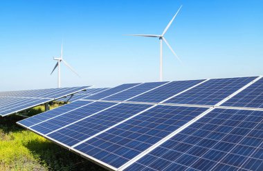 Çok kristalli silikon güneş panelleri ve rüzgar türbinlerinden oluşan sıralar hibrit enerji santrali istasyonunda alternatif yenilenebilir rüzgar enerjisi ve güneş ışığı enerjisi üretiyor.