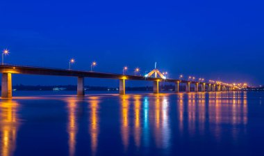Gece Sahnesi İkinci Tayland - Mekong Nehri 'nin karşısındaki dostluk köprüsü Mukdahan, Tayland' da