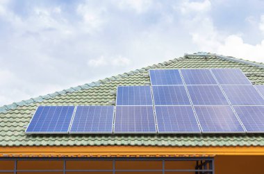 Çatıdaki eve yerleştirilen polikristalize silikon güneş hücreleri veya fotovoltaikler dizisi