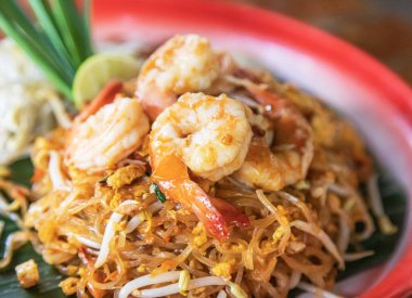 Tayland usulü karidesli erişte, Tayland usulü.