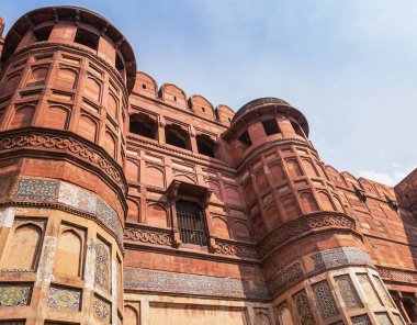 Amar Singh (Akbar Darwaza) kapı kırmızı kumtaşı kuleler Babür mimari büyük giriş Agra kalesi, Agra, Hindistan.