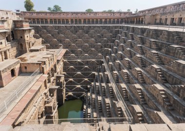 Chand Baori Halkı Hindistan 'ın Abhaneri, Jaipur, Rajasthan köyündeki en eski ve en büyük merdivenleri..