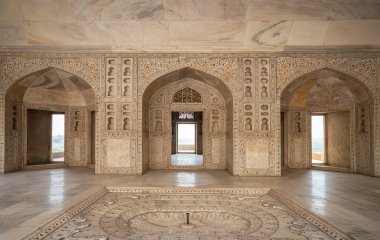 Musamman Burj 'un iç dekorasyonu veya Saman Burj veya Jasmine Sarayı Agra Kalesi, Agra, Hindistan' daki beyaz mermer saray..