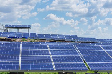 Güneş santralindeki polikristalize silikon güneş hücreleri ya da fotovoltaik hücrelerden oluşan sıra güneş enerjisini güneşten elektrik alternatif yenilenebilir enerji verimliliğine dönüştürür.