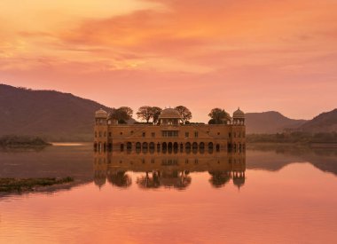 Jal Mahal ya da Rajput 'taki Su Sarayı ve Man Sagar Gölü' ndeki Mimarlık Mimarisi 'nin Babür Sarayı Jaipur, Rajasthan, Hindistan' da gün doğumunda.