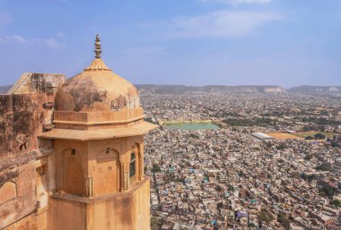 Jaipur şehrinin havadan manzarası Nahargarh kalesinin terasından Jaipur, Rajasthan, Hindistan.
