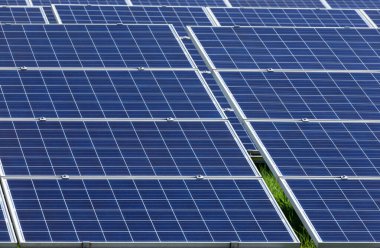 Güneş enerjisi santralindeki polikristalize silikon güneş hücrelerini veya fotovoltaik hücreleri kapatın. Gökyüzüne doğru dönün ve güneş ışığını emin. 