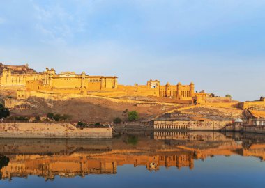 Amber kalesi veya Amer büyük sarayı ünlü turizm merkezi. Babür ve Rajput 'un güzel birleşimi. Sabah Maotha Gölü' nün mimari yansıması. Amer, Rajasthan, Hindistan 'da..