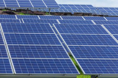         Güneş panelleri veya güneş pilleri veya fotovoltaik güneş enerjisi istasyonunda satır dizi kadar yakın enerji üretim teknolojisi güneşten enerji üretim teknolojisi yenilenebilir yeşil temiz enerji enerji verimliliği