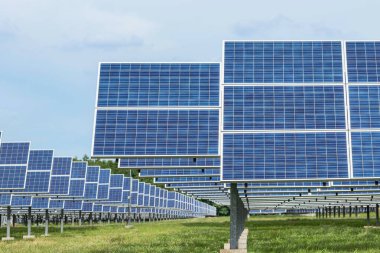 Güneş enerjisi santrali istasyonunda polikristalin silikon güneş pilleri veya fotovoltaik hücrelerin satır dizi kapat 