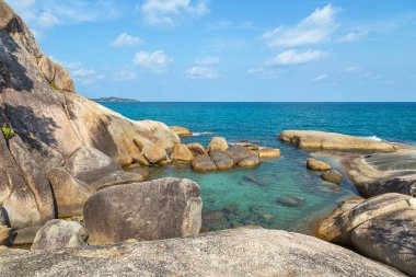 Manzara kayalıkları Hin Ta yakınlarında turkuaz deniz, Hin Yai kayaları Lamai plajı, Koh Samui adası, Surat Thani bölgesi, Tayland