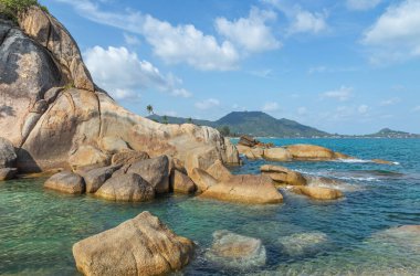 Manzara manzarası Hin Ta yakınlarındaki kristal turkuaz deniz ile büyük kayalar, Hin Yai kayaları Lamai plajı, Koh Samui adası, Surat Thani bölgesi, Tayland
