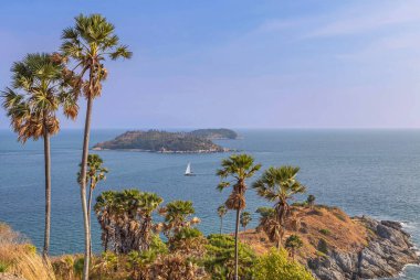 laem phrom thep cape phuket, Tayland andaman Denizi'nde yelken yelkenli ile peyzaj bakışta
