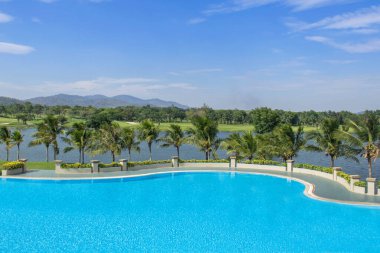 Manzara manzarası boş kristal mavi yüzme havuzu palmiye ağaçları ile çevrili 