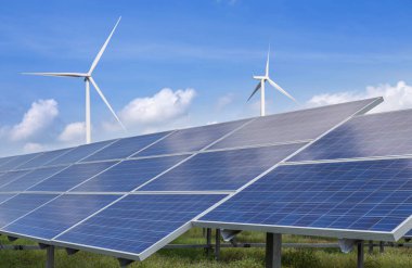 Melez elektrik santrali istasyonunda elektrik üreten rüzgar türbinli güneş panelleri, temiz enerji sürdürülebilir çevre dostu enerji