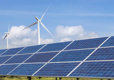 Melez enerji santrali istasyonunda elektrik üreten güneş panelleri ve rüzgar türbinleri dizileri, alternatif temiz enerji yenilenebilir enerji verimliliği