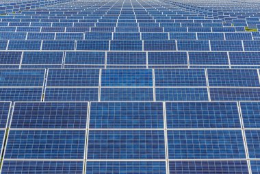         Güneş enerjisi istasyonundaki sıra sıra güneş panellerini veya güneş pillerini veya fotovoltaikleri kapat, temiz enerji enerjisi sürdürülebilir çevre dostu enerji