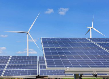 Melez enerji santrali istasyonunda elektrik üreten güneş panelleri ve rüzgar türbinleri dizileri, alternatif temiz enerji yenilenebilir enerji verimliliği