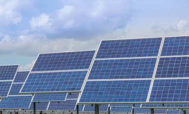 Güneş enerjisi istasyonundaki sıra sıra güneş panellerini veya güneş pillerini veya fotovoltaikleri kapat, temiz enerji enerjisi sürdürülebilir çevre dostu enerji