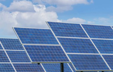 Güneş enerjisi istasyonundaki sıra sıra güneş panellerini veya güneş pillerini veya fotovoltaikleri kapat, temiz enerji enerjisi sürdürülebilir çevre dostu enerji