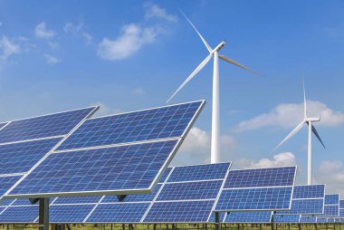 Melez enerji santrali istasyonunda elektrik üreten güneş panelleri ve rüzgar türbinleri dizileri, alternatif temiz enerji yenilenebilir enerji verimliliği