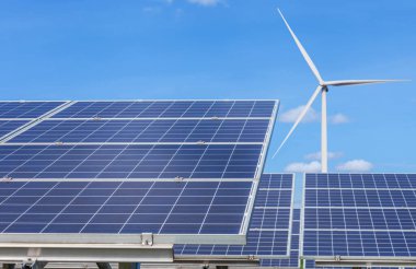       Melez enerji santrali istasyonunda elektrik üreten güneş panelleri ve rüzgar türbinleri dizileri, alternatif temiz enerji yenilenebilir enerji verimliliği